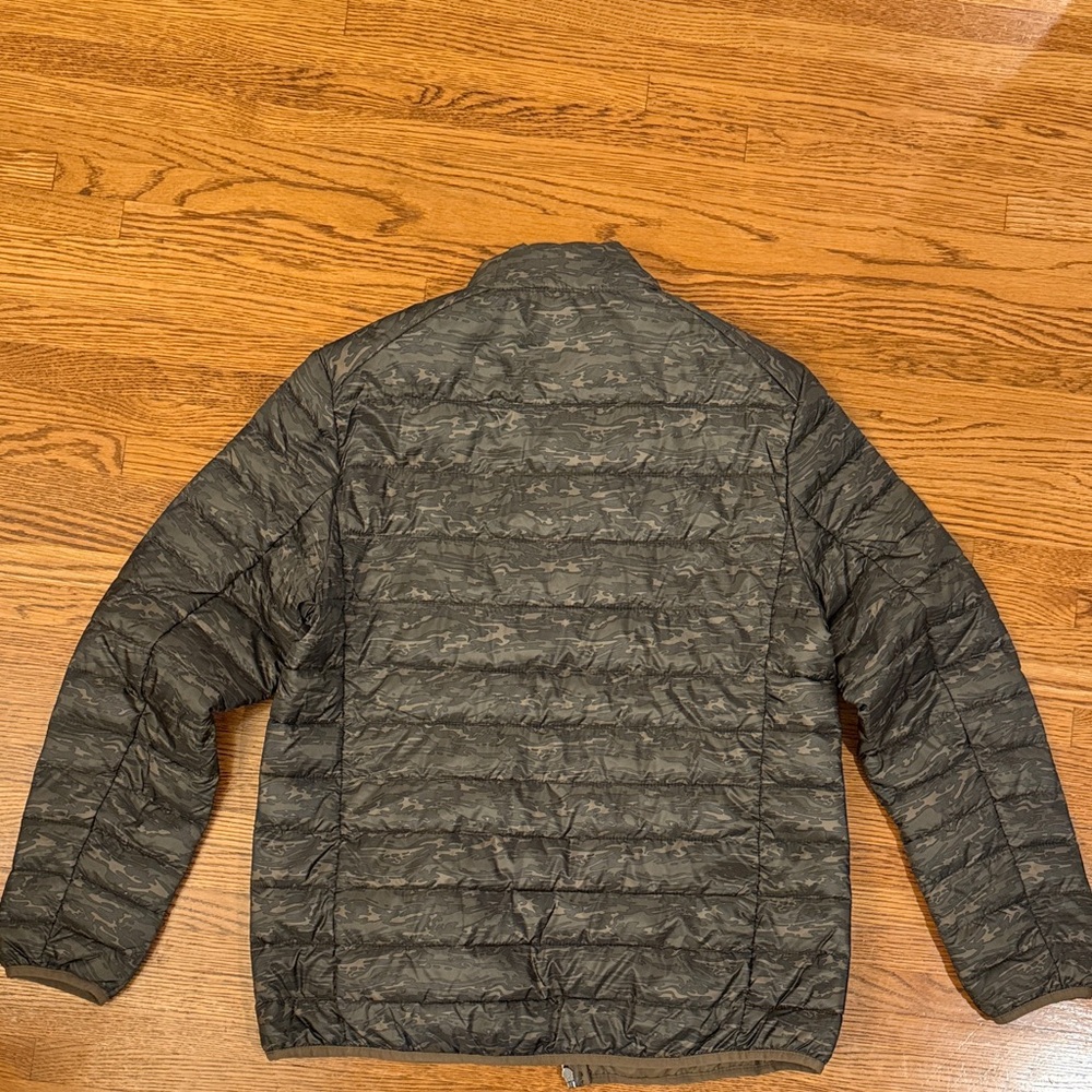Amazon Essentials Men's Dark Patterned Puffer Jacket - Picture 7 of 7